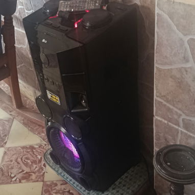 Equipo de música LG Xboon tipo torre con Bluetooth,graba de memoria a memoria y desde cd a memoria,karaoke y más - Img 124222967