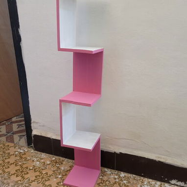 Mueble esquinero para cuartos y salas, ideal para adornos, libros y útiles escolares. Diseño en zigzag - Img 116273947