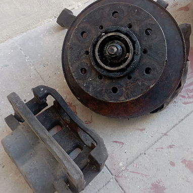 Pareja de muñones con discos rodamientos y piensas de freno son carro marca Kia camioneta mire las fotos - Img 115380745
