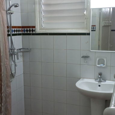 Rento apt amplio de 1 cuarto en planta baja en 27 y O a 2 cuadras de 23 y Rampa en el Vedado. - Img 120201415