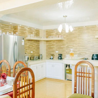 🏠 Descubre ésta hermosa casa de renta en el Vedado con amplios espacios y un confort excelente - Img 115297765