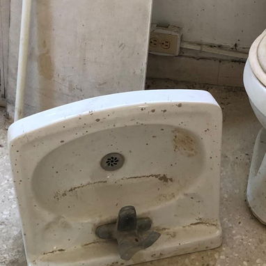 Se venden 2 juegos de lavabo y tasa sanitarias, con sifa y llave,  y herraje, de uso. Buen precio. - Img 125020731