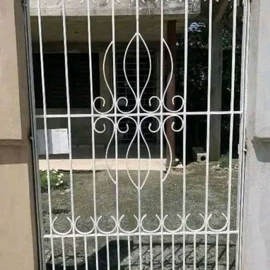 Se realizan trabajos de rejas - 5/6