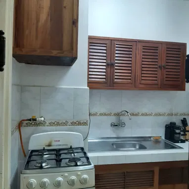 🪼 APARTAMENTO EN EL VEDADO | RENTA SEGURA EN LA HABANA | ZONA SIN APAGONES 🏡✨ - Img 121951356