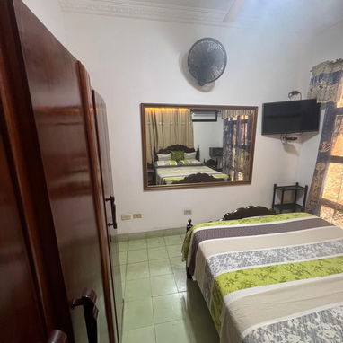 RENTO APARTAMENTO  EN PLAZA A UNA CUADRA DE LA UNIVERSIDAD DE LA HABANA( ZONA NO AFECTADA POR LA CORRIENTE) , DE DOS HAB - Img 123142117