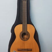 Guitarra acústica para reparar con estuche y accesorios. - Img 56079007
