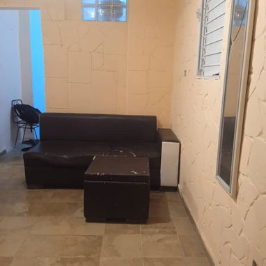 Venta de Casa en Centro Habana                    *CARACTERÍSTICAS*  * Puerta Calle * 3 Plantas * 3 cuartos * ⁠2 baños e - 6/9