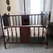 Venta de cuna de madera cedro torneada con aro para mosquitero y colchón y bastidor de muelles - Img 55173869