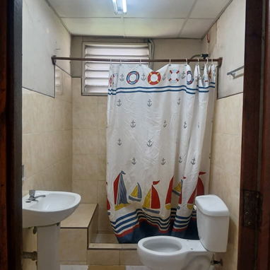 #19- ✔️Se vende apto en Centro Habana 🏡 ✔️Precio 13mil  ✔️De 2 cuartos en un 3er piso. ✔️Cubre unos 65m² ✔️Tiene un so - Img 121850319