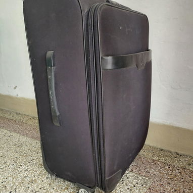 Se vende maleta grande de viaje (único detalle agarre roto) - Img 125733707