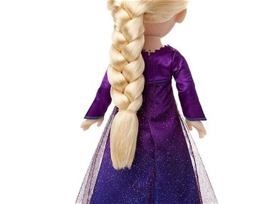 Muñeca Disney Frozen 2, Elsa Edición Especial canta en 4 idiomas "Hacia lo desconocido"+ 14 Frases + Luces en el vestido - Img 56668523