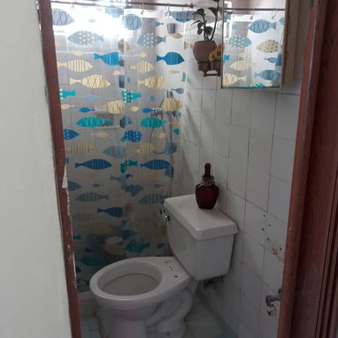 🏡✨ OPORTUNIDAD EN VENTA — LA HABANA  Isla Propiedades presenta esta acogedora vivienda independiente, ubicada en una zo - Img 122387574