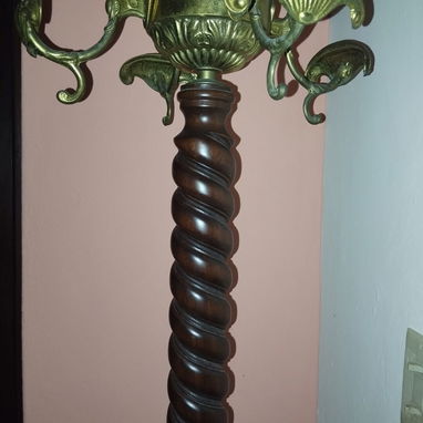 Perchero de pie vintage de madera torneada y ganchos de bronce. - Img 122565518