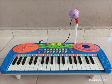 Piano de juguete, de batería AA, - Img main-image