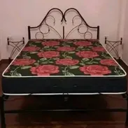 Cama de tubo con colchón liso hotelero y sus mesitas - Img 55512525