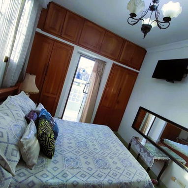 RENTO APARTAMENTO  EN PLAZA A UNA CUADRA DE LA UNIVERSIDAD DE LA HABANA( ZONA NO AFECTADA POR LA CORRIENTE) , DE DOS HAB - Img 123142111