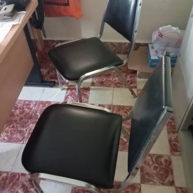 Vendo juego de mesa escritorio medidas: largo 1,10 cm, ancho 57 cm , altura 73 cmpara oficina con una butaca y 2 sillas. - 5/5