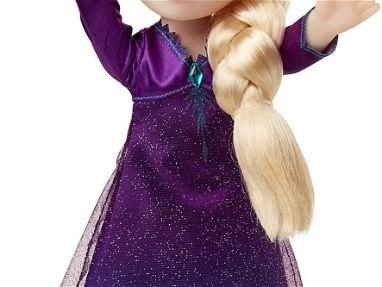 Muñeca Disney Frozen 2, Elsa Edición Especial canta en 4 idiomas "Hacia lo desconocido"+ 14 Frases + Luces en el vestido - Img 56668519