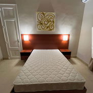 Cama matrimonial con colchon Konfort 500 usd. Cabecero de 2.44 x 1.22 con apliques incluido con bombillas que tienen 3 t - Img 56093842
