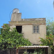 SE VENDE PROPIEDAD EN BAJOS A MEDIA CUADRA DE AVE 23 EN EL VEDADO - Img 56202810