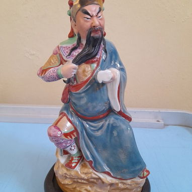Adorno de porcelana china de 20 cm de alto (Guan Yu una de las figuras más veneradas en la cultura y la historia china) - Img 118995797