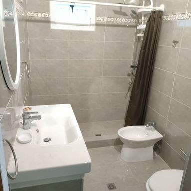 Playa. Rento Casa en bajos de biplanta de 3 cuartos con portal y garage. Alquiler Lineal Garantizado. Se aceptan niños - Img 124018467