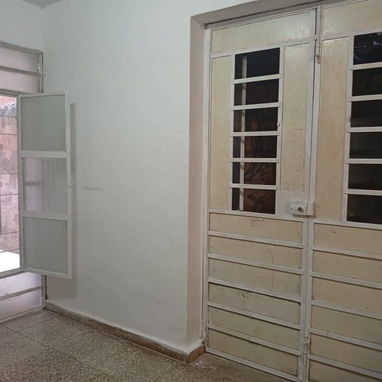 🏡 SE VENDE APARTAMENTO EN BAJOS EN EL VEDADO, zona céntrica, letras. - Img 120925830