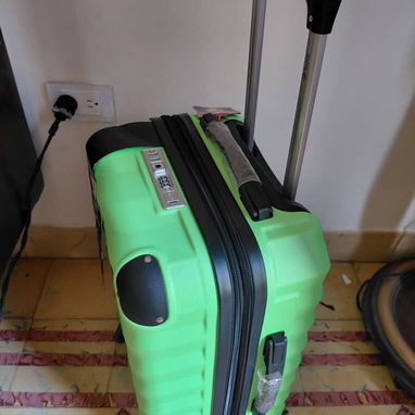 Maletas de viaje de 10 kg con candado numérico. También tiene puertos de carga y cables para cargar el celular - Img 124045457