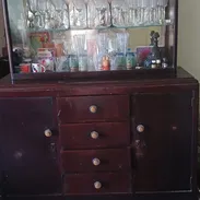 Vendo vitrina aparador  en perfectas condiciones y puertas con llave 53998490 - Img 58042733