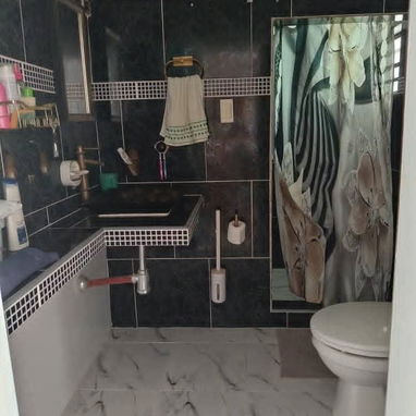 Vendo casa de 3 niveles , puerta a calle , en el Cerro cerca de Ayestaran  , tiene kit solar incluido - 8/10