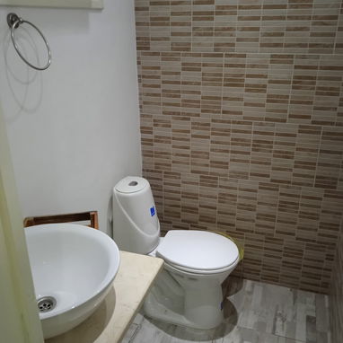 ¡SAN LÁZARO! 🏠 RENTO APTO LINEAL. 2 HAB C/BAÑO, CLIMA, RESPALDO ENERGÉTICO, WIFI, PARQUEO. 550 USD. - Img 121653174