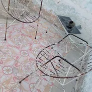 Juego de terraza de hierro para dos personas con mesita con cristal - Img 56786975