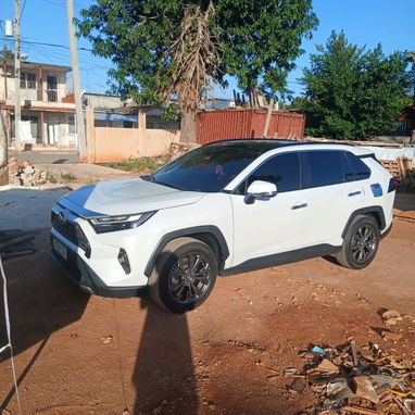 Vendo o negocio Toyota R4 cuatro 2025 con 32,000 km - Img 115599477