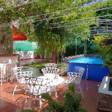 BELLA Y ESPACIOSA CASA DE RENTA EN HABANA PLAYA 4/4 CON GARAJE. - 5/10