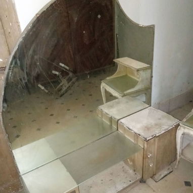 Vendo coqueta con mesita. Requiere pintura. Es de buena madera y durabilidad - 2/3