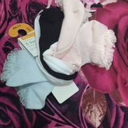 5 pares de medias y tres enterisos son nuevos de niña de 0 a un 1 año - Img 58257679