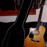 Se vende guitarra con bolsa de traslado poco uso baterias incluidas - Img 55294564