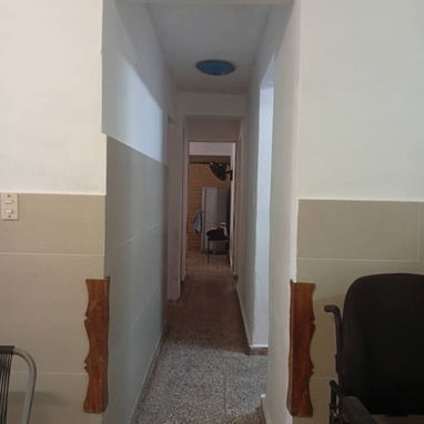 🏡 SE VENDE APARTAMENTO EN BAJOS EN EL VEDADO, zona céntrica, letras. - Img 120925824