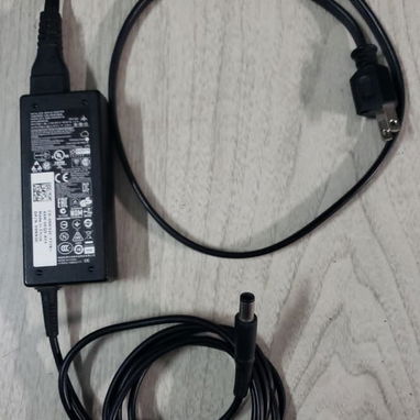 Cargador Original de Laptop DELL Inspiron 3542 de uso pero en perfecto estado de 19.5V 3.34A 65W en 20 USD - Img 118137279