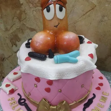 Cake de fondan con mensajería incluida y minicake. Especial para despedida d soltero o aniversarios - Img 117058163