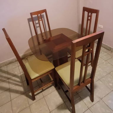 Mesa de comedor, madera y cristal. - Img 124071323