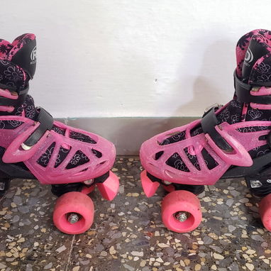 🛼SE VENDEN🛼 Patines de uso de 4 ruedas   Patines rosas🩷:Con todas sus protecciones: 50 usd  #33-36 aprox   Patines az - 2/5