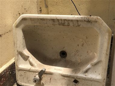 Vendo dos lavamanos antiguos en buen estado mad roto - Img main-image-45844121