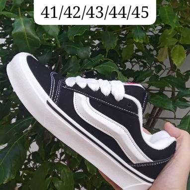 Tenis Vans blanco  40 usd  : Vans gris 40 USD   Vans negro 40 USD  Vans clásico 40 USD - 4/4