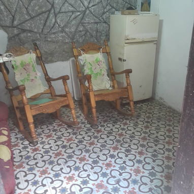 *$12.500usd. En venta casa puerta de calle con todo dentro, incluyendo una moto de gasolina  y un negocio en Luyanó - 4/10