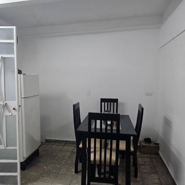 🏡Casa ofertando🔖  📍Ubicación: Cerro, Interior primer apartamento   🔥Consta con...🔥 ✔️Portal ✔️Sala-Comedor ✔️Cocina - 5/9