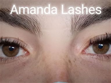 Amanda Lashes brinda servicio de aplicación de pestañas pelo a pelo - Img main-image