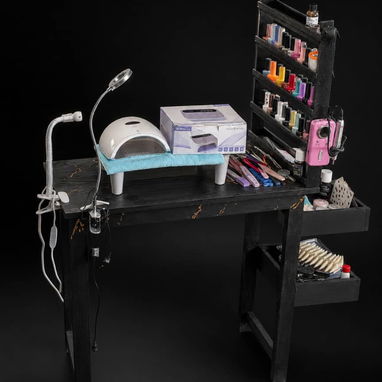 Mesa para arreglar uñas con dos lámparas y drill recargables, efectos, utensilios y mucho más - Img 125206538