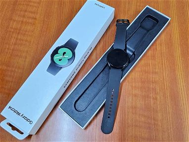 SmartWatch: SAMSUNG GALAXY watch 4 (40mm). De uso, en Buen estado.  Manilla Original y Cargador ORIGINAL. - Img main-image