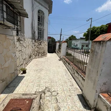 Vendo casa ampliaa GARAJE adosada de 200.11m2. Situada en 10 de octubre (lawton) cerca de la calzada de 10 de octubre 📌 - 2/4